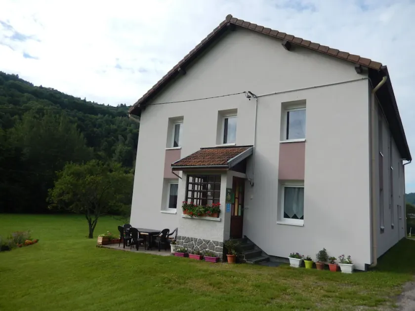 Charming Cottage Near Forest, Ski Resorts, and Lakes - Ideal for Families and Pets - Image 1