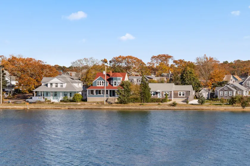 Stonebridge House, Onset Waterfront, Dog friendly -Unit A - Image 1