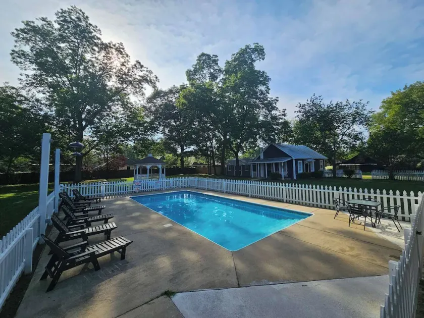 Cozy Millbrook Cottage | Pool Access Near Capitol - Image 1