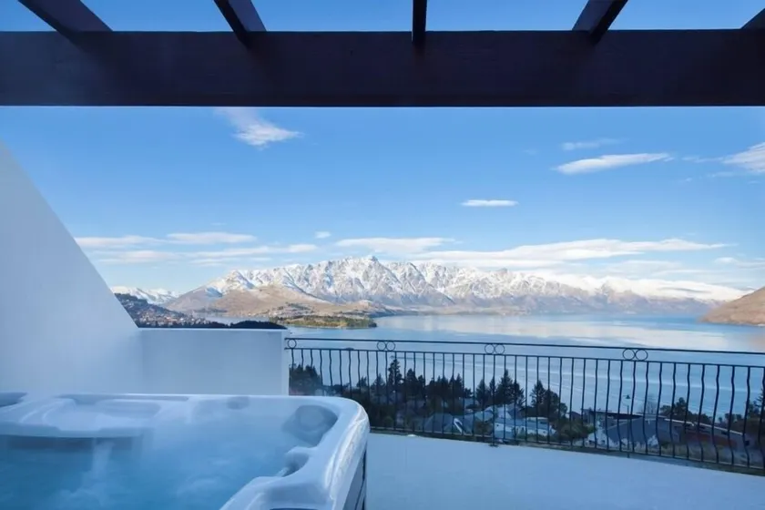 BELVEDERE-(meaning in Italian PANORAMIC VIEWS) 3 BEDROOM HOUSE IN QUEENSTOWN - Image 1