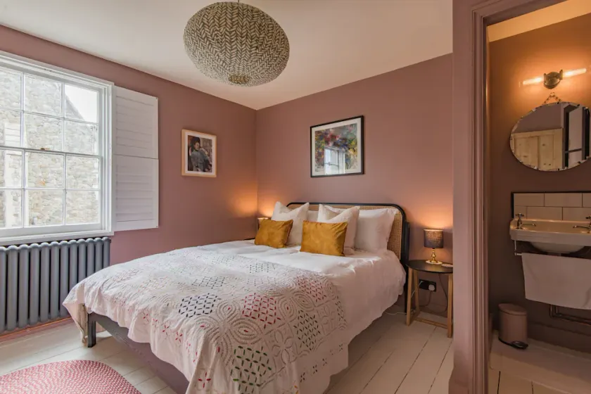 Beautifully designed, stylish holiday home, seconds from the beach - Image 1