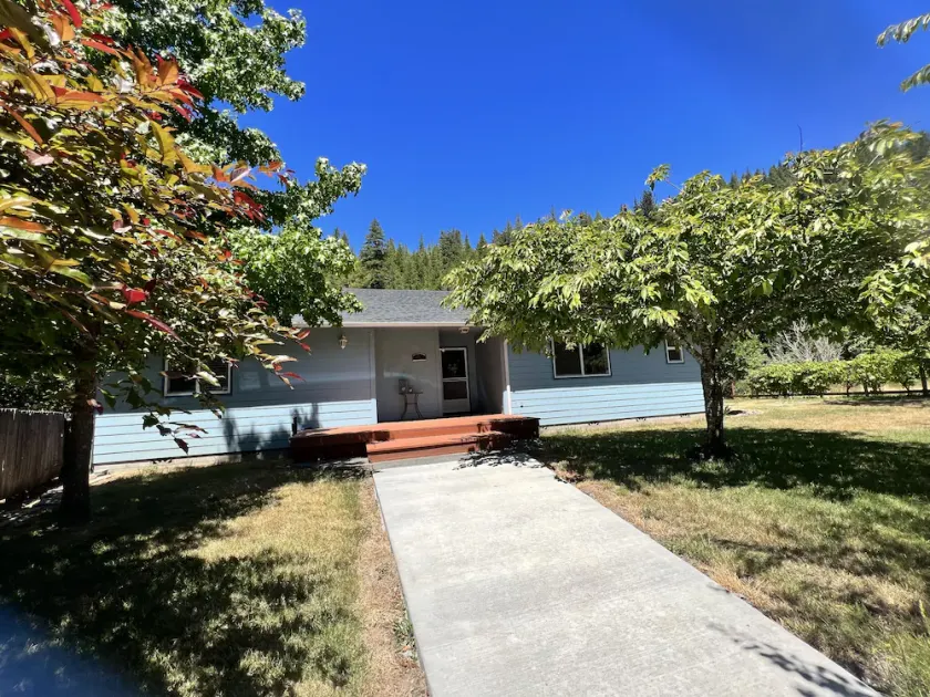Riverfront 3 bed/2 bath home, relaxing and peaceful, new furnishings and paint - Image 1