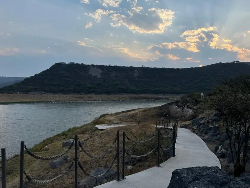 Beautiful Apartment with Amazing Lake and Sunset views - Image 1