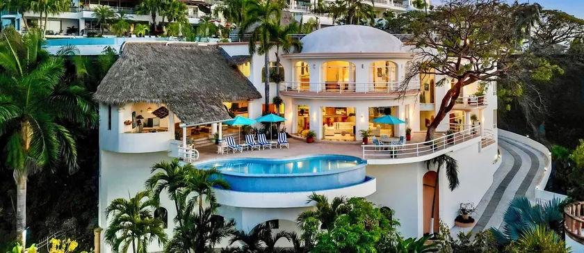LUXURY 5 STAR 7200 SQ FT VILLA WITH PREMIER LOCATION TO BEACH AND TOWN - Image 1