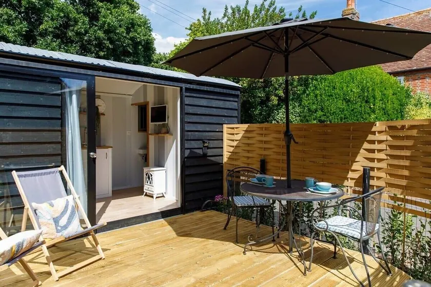 Gorgeous Shepherds Hut - Walk to Beach & Pub - Image 1