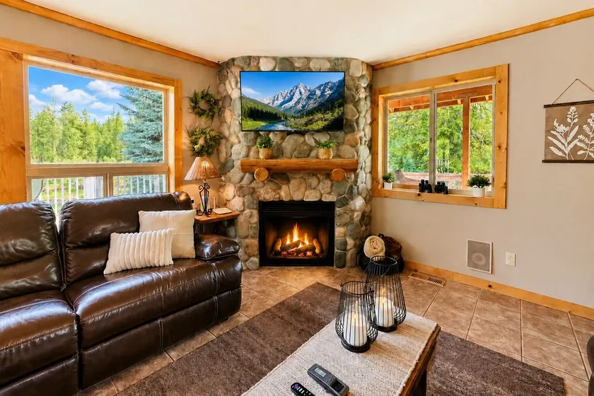 Riverwood Lodge 5 Bedroom Home by NW Comfy Cabins by RedAwning - Image 1