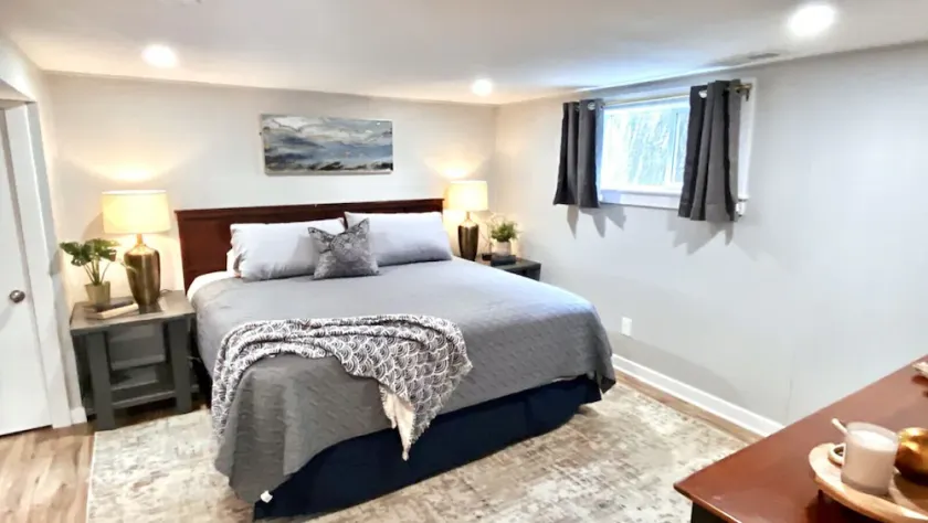A beautifully renovated spacious 2 bedroom apartment with  King Beds - Image 1
