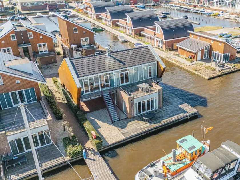 Penthouse with Lake Views - Image 1