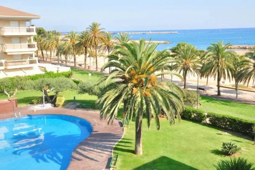 Apartment on the beachfront, with pool, terrace and parking. - Image 1