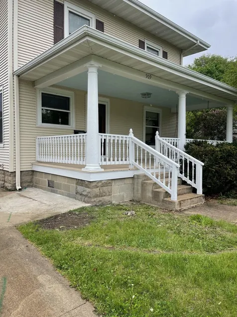 House close to Pine Lake and bike trails. - Image 1