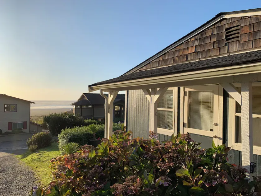 Sunset Beach Cottage, charmant, propre et confortable avec vue sur l'océan - Image 1