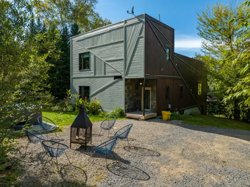 A one-of-a-kind artist’s retreat surrounded by nature. Enjoy a private hot tub, pool table, direct access to Val-David–Val-Morin Regional Park trails, and a heated pool in summer. - Image 1