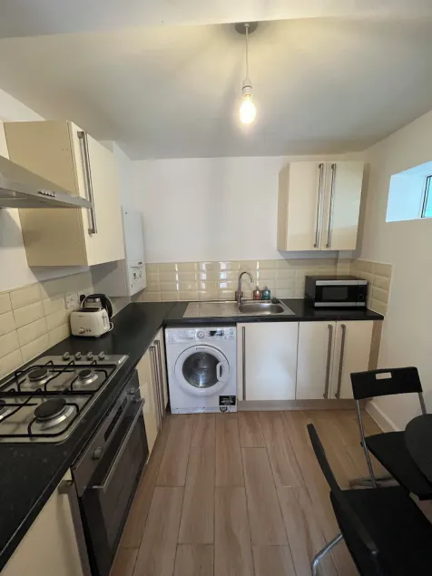 2BD Apt East London Sleeps 7! - Image 1