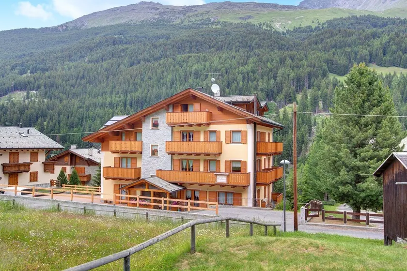 Apartment 'Casa Michela Trilocale 7' with Mountain View, Shared Terrace and Wi-Fi - Image 1