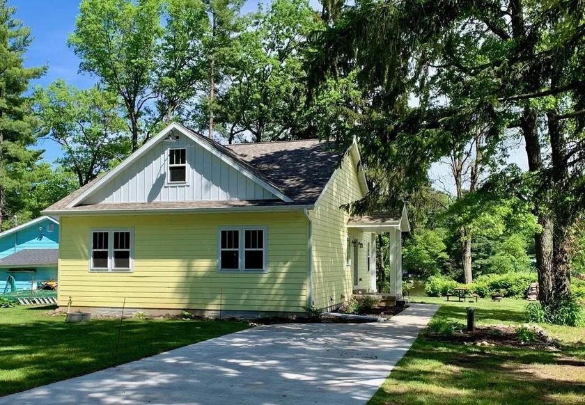 Sunflower House on Lake Wissota - Image 1