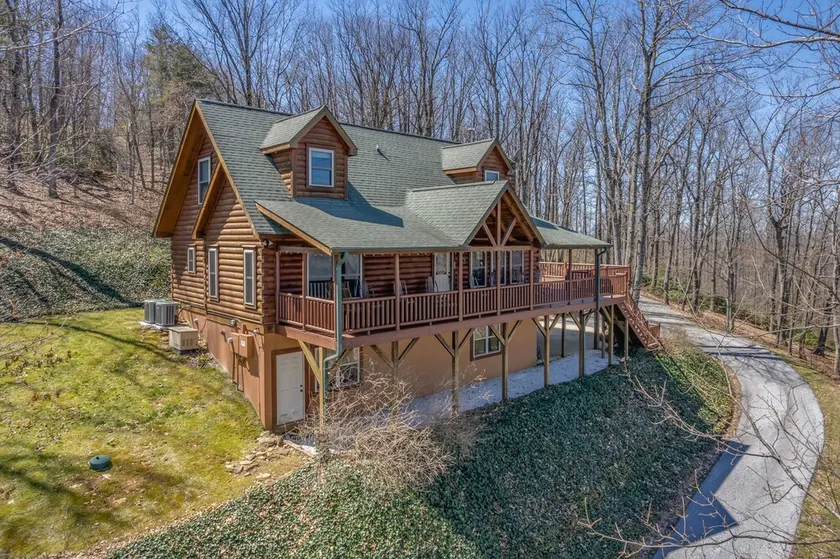 Charming 4BR Cabin with Dynamic Mountain Views - Image 1