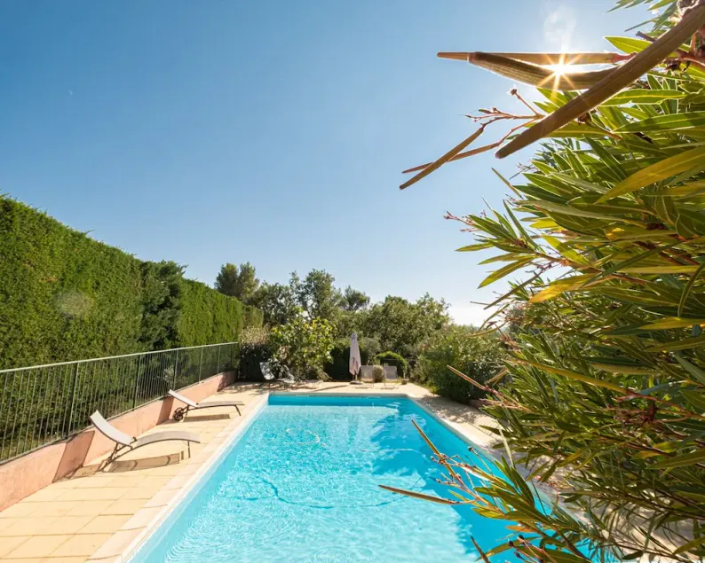 Approximately 1.2 km from the village of Roussillon, Provencal holiday home with pool - Image 1