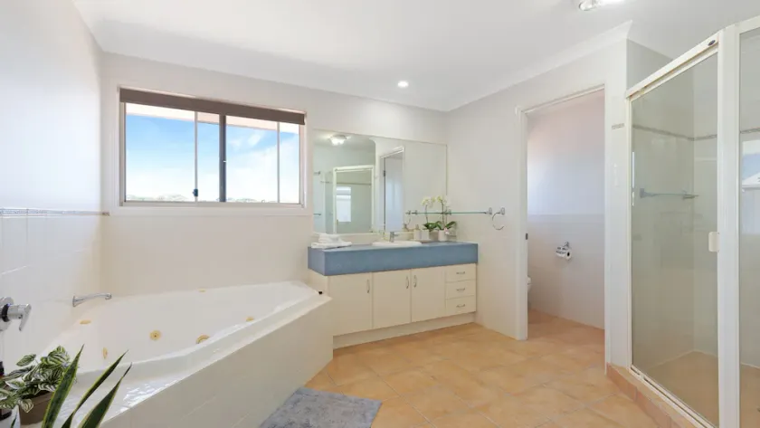 Luxury 4 bedroom waterfront holiday home on the Sunshine Coast - Image 1