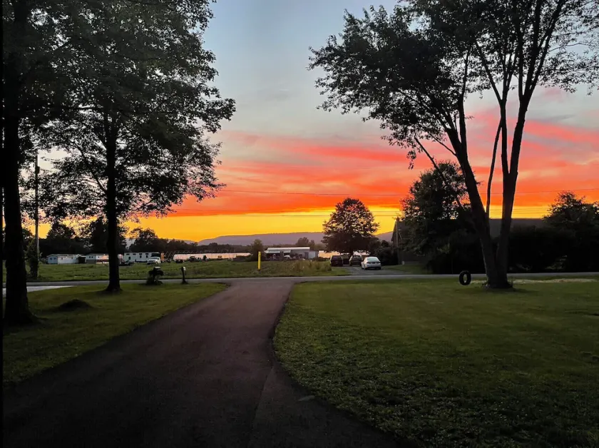 Best of both worlds! Amazing views plus an easy walk into town! - Image 1