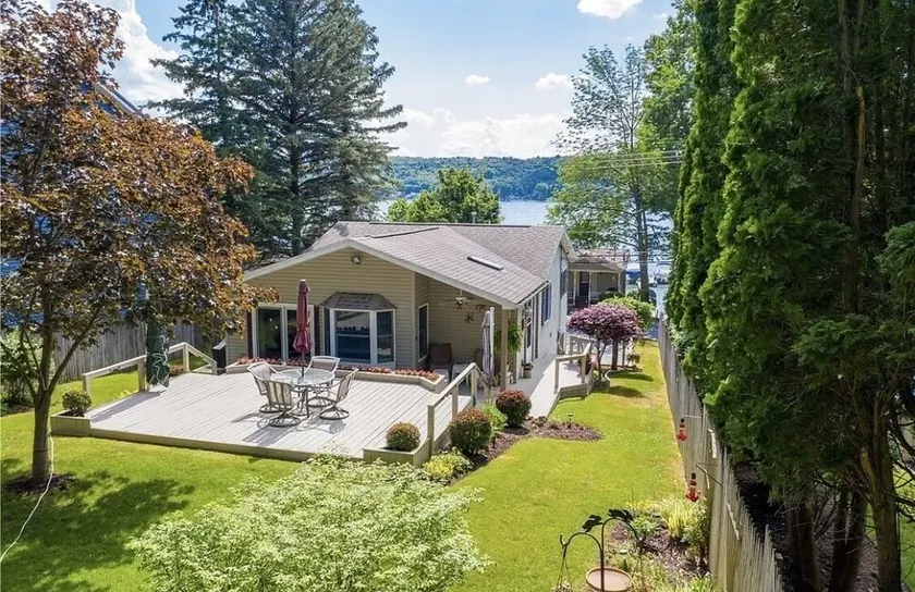 Fully equipped lake house on Conesus Lake - Image 1