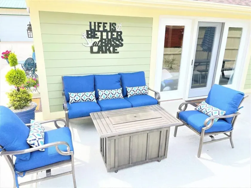 Quaint 2 bedroom cottage at Bass Lake-paddle boards, kayaks, private ramp, bikes - Image 1