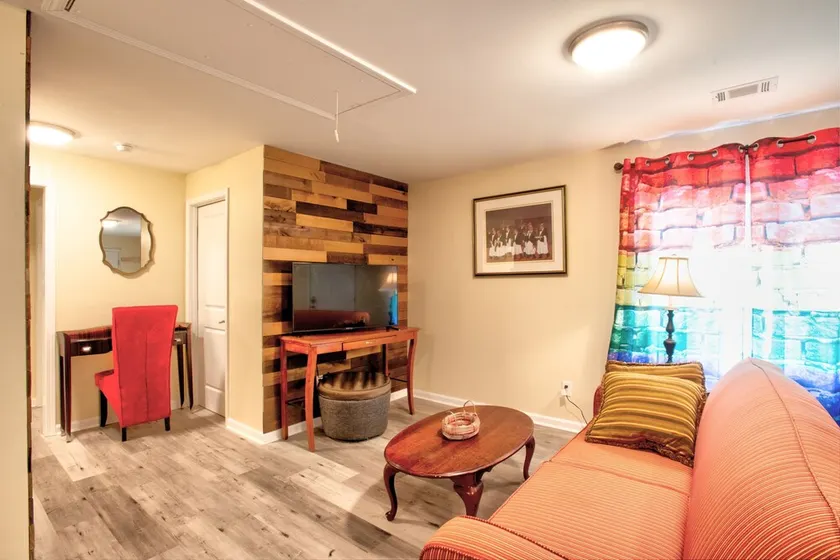 COMFY HIDE-OUT (SLEEPS 6) - Image 1