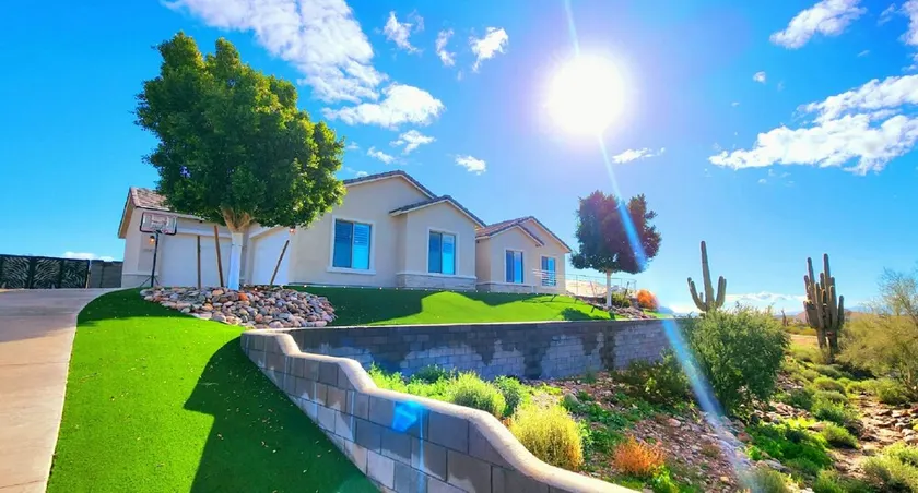 Luxury 3BR 3BA Villa, Private Pool, Pet Friendly*, Indoor Fireplace, 1.25 Acres - Image 1