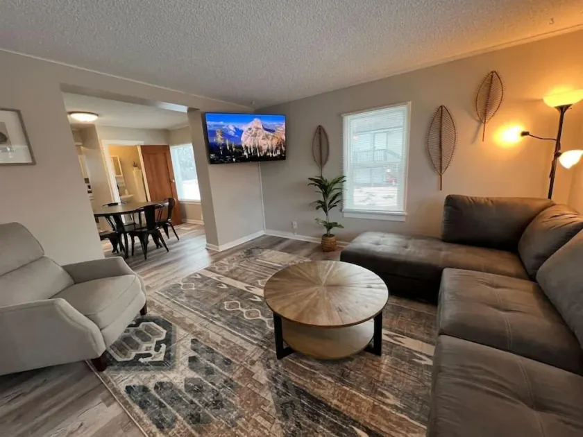 A Very Unique Quirky and Comfortable Home - Image 1