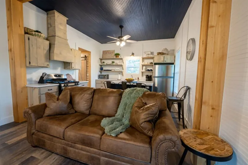 Charming farmhouse, full kitchen, private back deck, fire pit, quiet area - Image 1