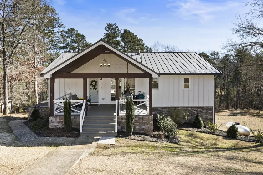 Lake Lanier Cottage with Deep Water Double dock-Monthly Rentals - Image 1