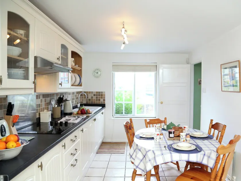 Homely and vibrant, a fabulous family friendly find. - Image 1
