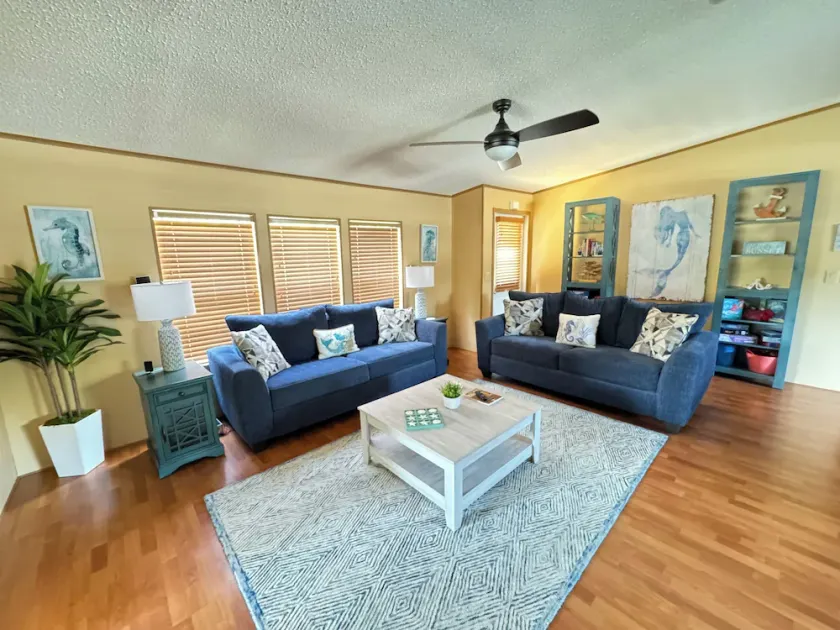 Relax on the beautiful Weeki Wachee River at the charming Seahorse River House! - Image 1