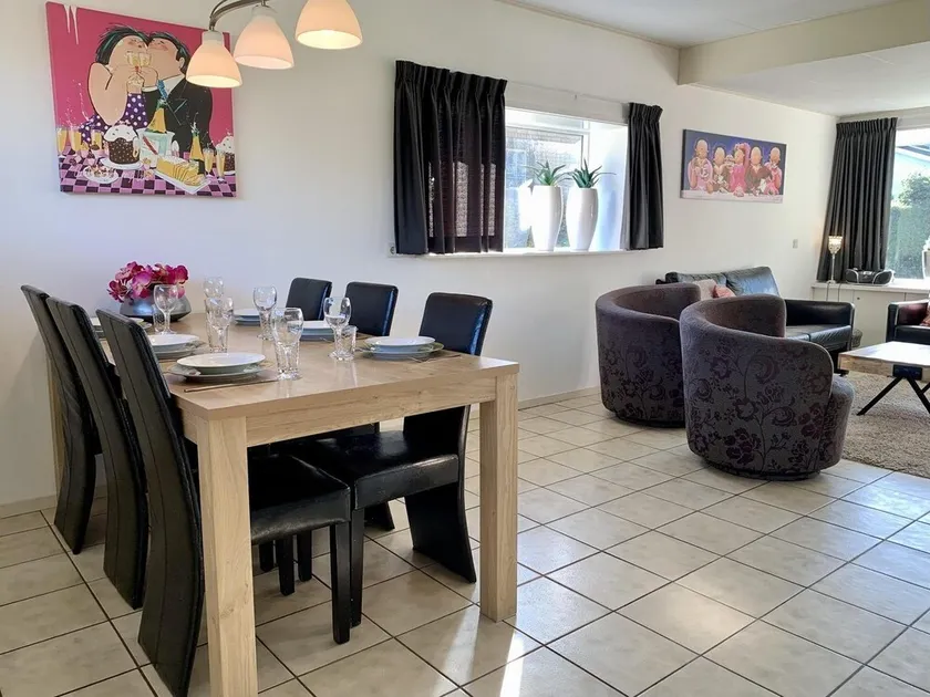 Lovely holiday home with spacious garden. - Image 1