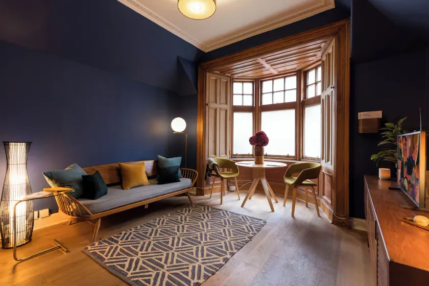 JOIVY Contemporary Cottage with Free Parking - Image 1