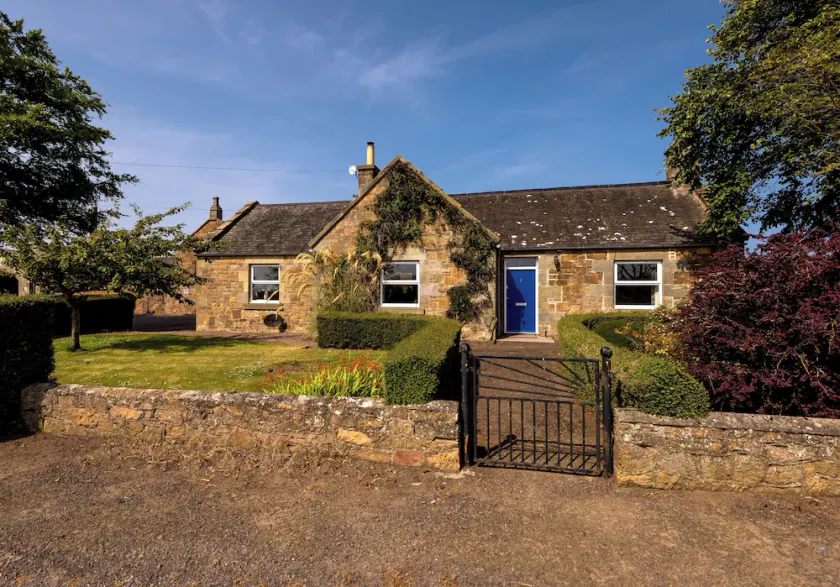 An impressive and unique 3-bedroom cottage in a picturesque countryside setting. Sleeps 5. - Image 1