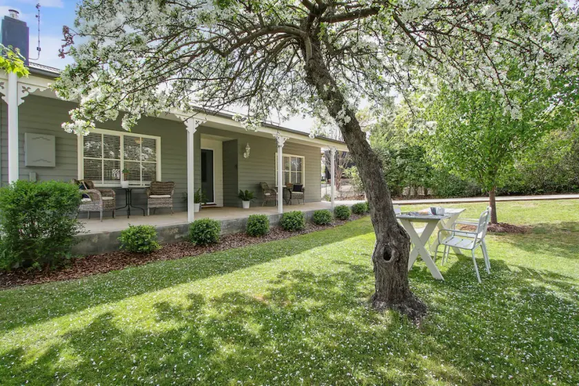 Beautiful spacious home a short walk to town centre. - Image 1