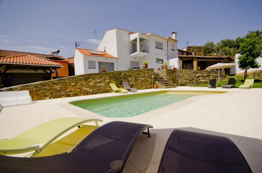 Villa with swimming pool - Image 1