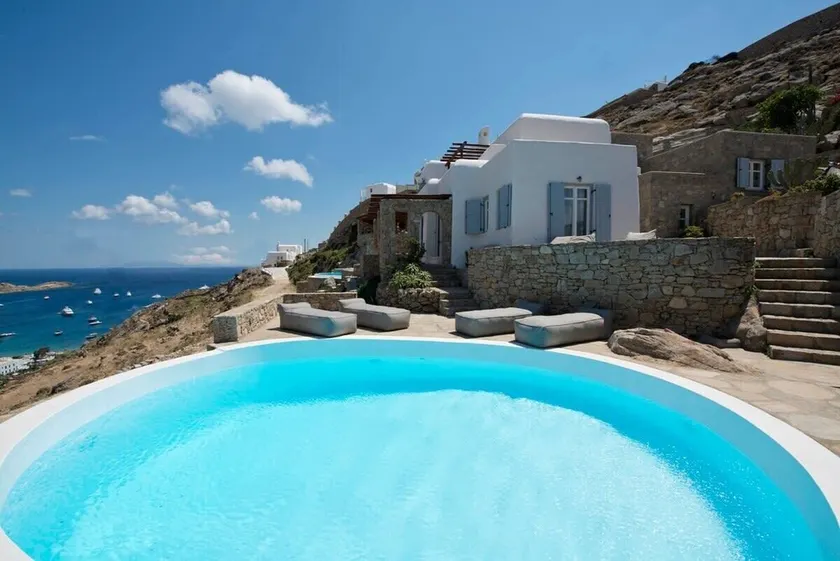 Luxury 4 Bedroom Villa with Pool - Image 1
