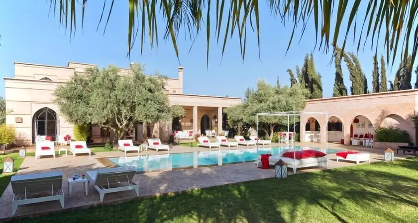 Villa med 4 Sovrum med Uppvärmd Pool, 7 Minuter Från Centrum, Lugnt - Image 1