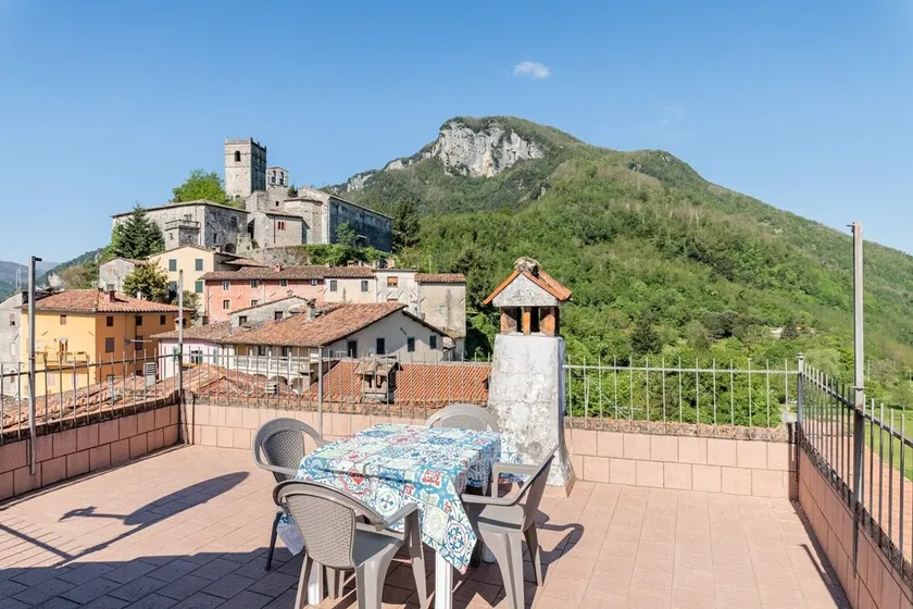 Apartment 'La Casa Di Anita' with with a view from a large panoramic terrace over the mountains - Image 1