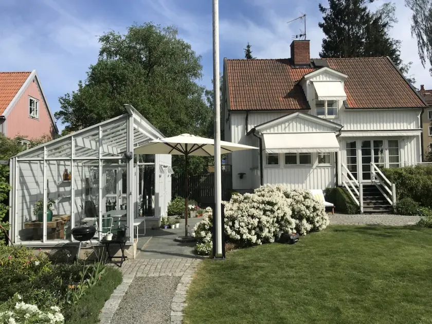 Beautiful wooden house with lots of charm and comfort and a sunny garden - Image 1