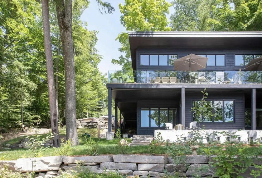 Professionally styled luxurious 4 bdrm 3 bath cottage on Lake Joe! - Image 1