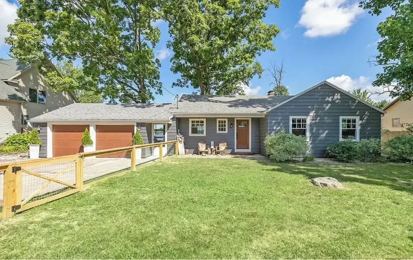 Charming Lake Front Cottage - Image 1
