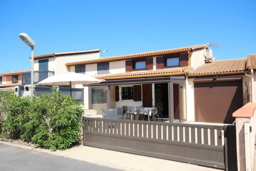 Nice villa located in LES TAMARIS with AIRCO, 2 bedrooms  4 to 6 people,Wifi, 500m from the beach... - Image 1