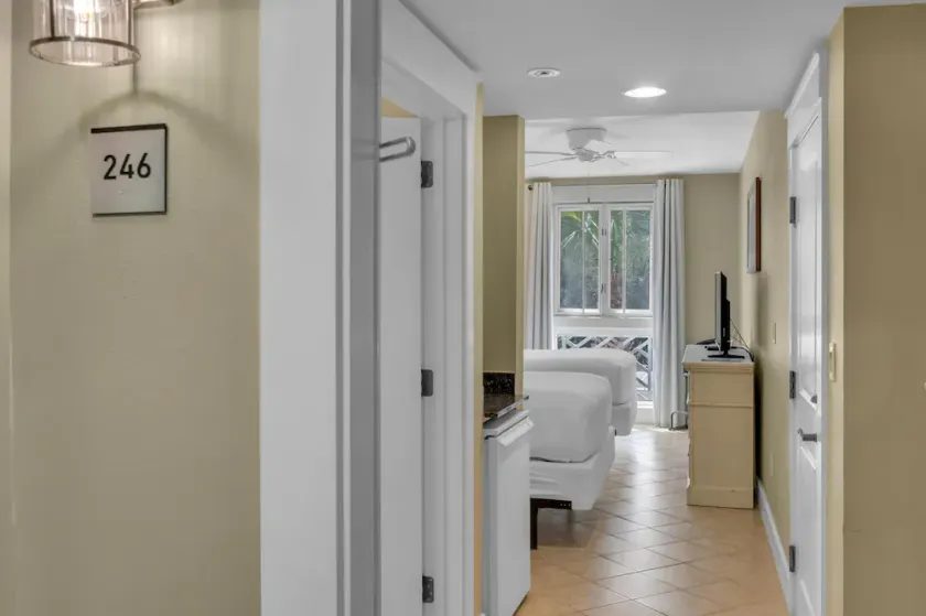 Cozy coastal studio with shared pool beach access and close to everything - Image 1