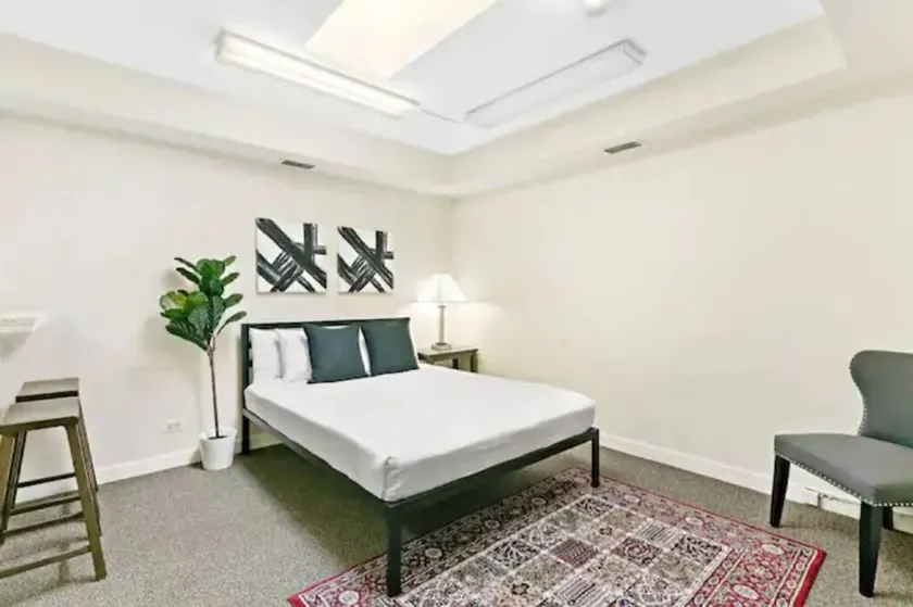 Chic Studio - In Downtown Highland Park, by Metra - Image 1