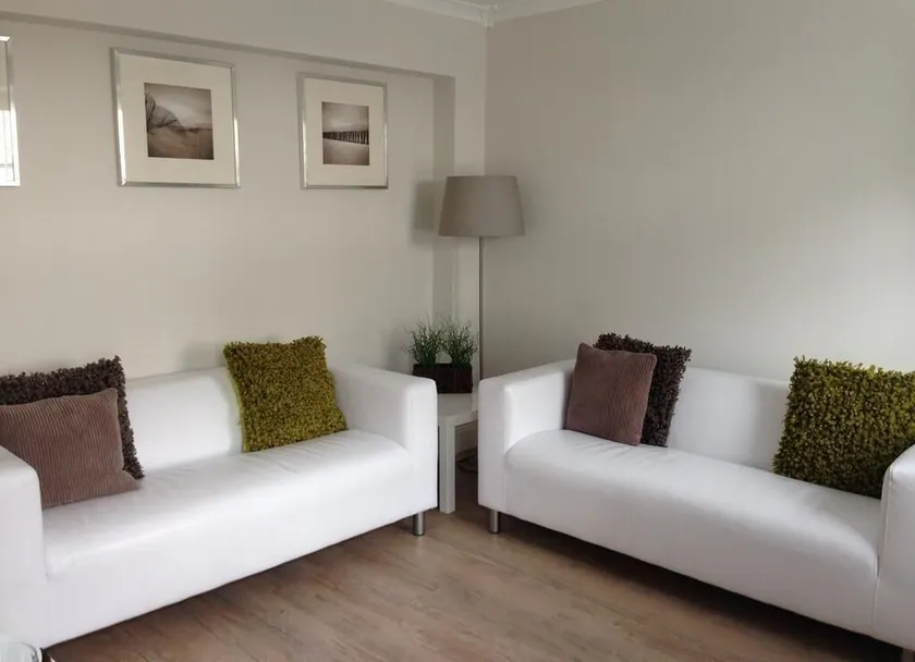 Clean & Stylish City Centre Apartment - Image 1