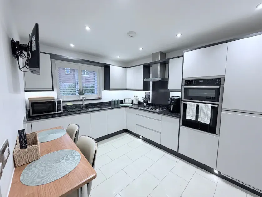 Luxury House - Sleeps 6 - near Nec Parking - Image 1