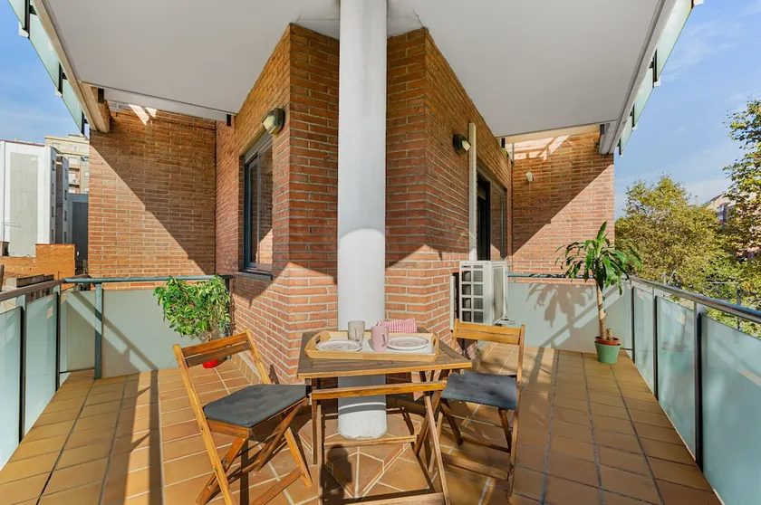 Sonnige & große Terrasse in gemütlicher Wohnung große Internetverbindung kostenlos - Image 1
