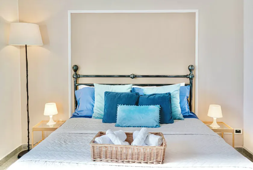 Appartement Chic 2 Chambres | Balcons, Vue & Parking Gratuit - Image 1